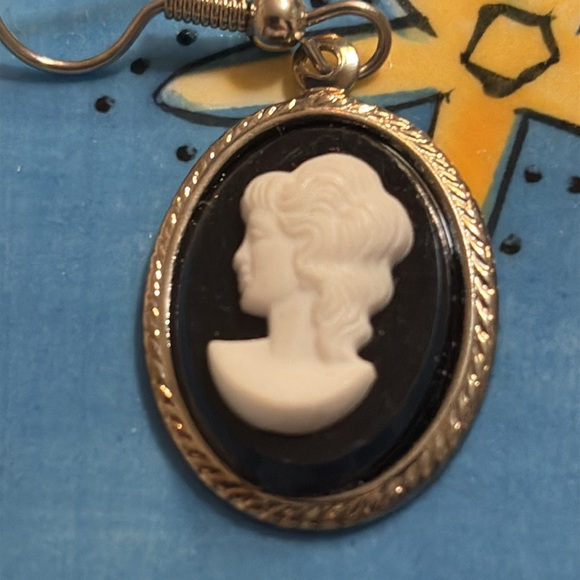Vintage Black and White Cameo Earrings - Picture 2 of 3